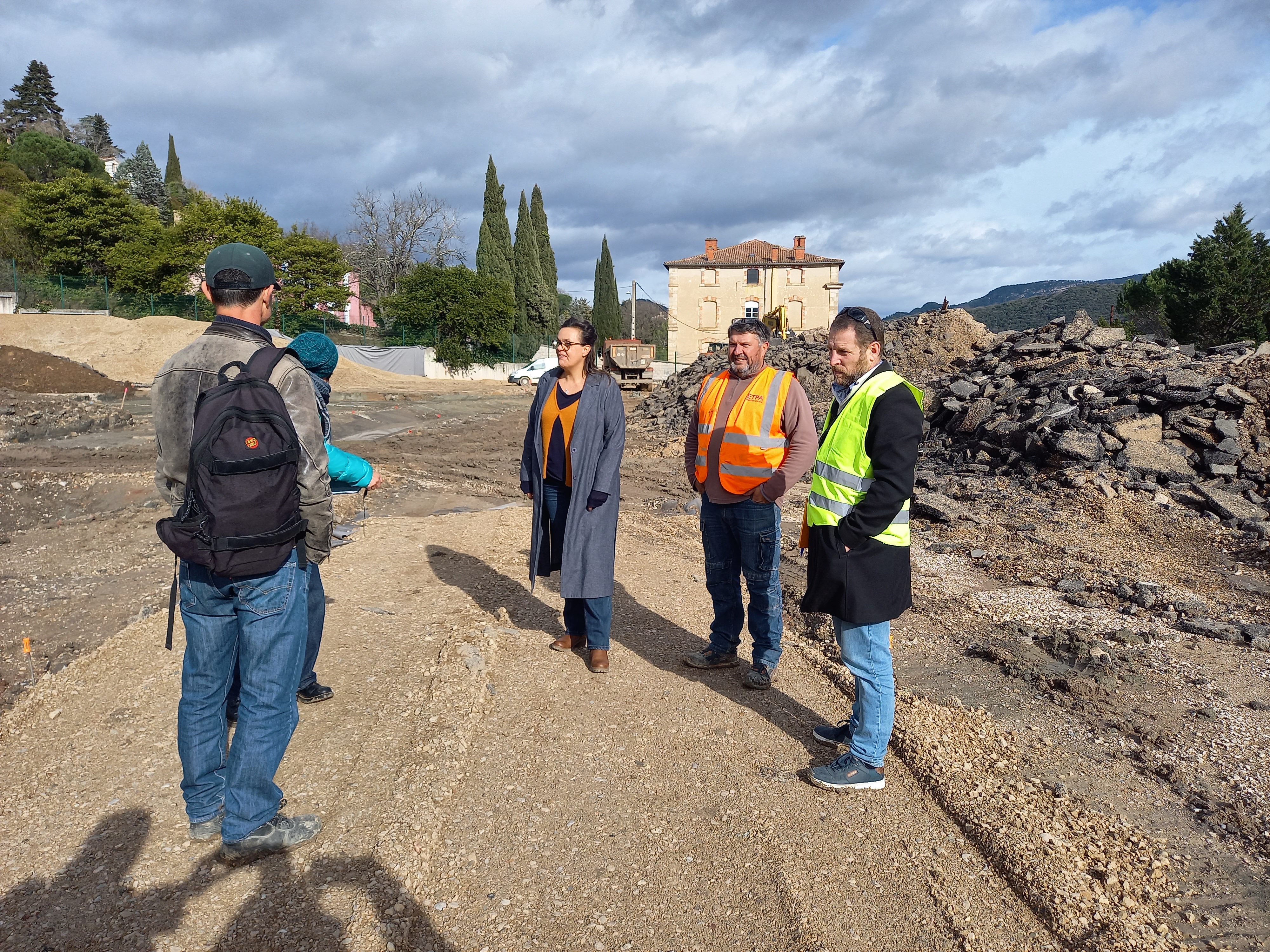 les-travaux-ont-devute-sur-l-aire-de-jeu-du-grezac