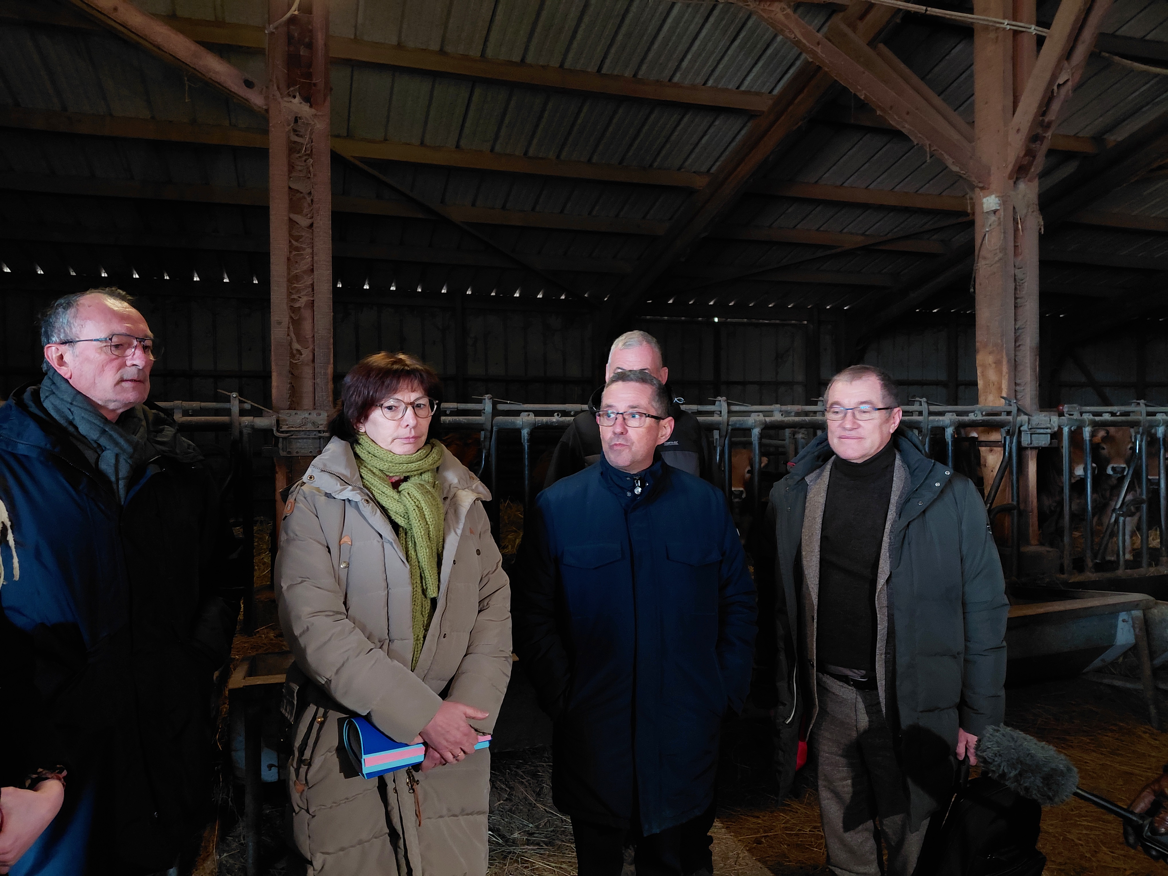 LA PRÉFÈTE A LA RENCONTRE DES ÉLEVEURS BOVINS LA PRÉFÈTE A LA RENCONTRE DES ÉLEVEURS BOVINS